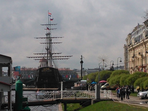 Saída da Fortaleza de Pedro e Paulo - o navia é um restaurante - São Petersburgo
