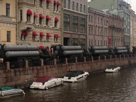 Rio Moika - Esquina com Nevsky Prospekt - Preparação para o desfile em homenagem ao fim da II Guerra Mundial (9 de maio) - detalhe