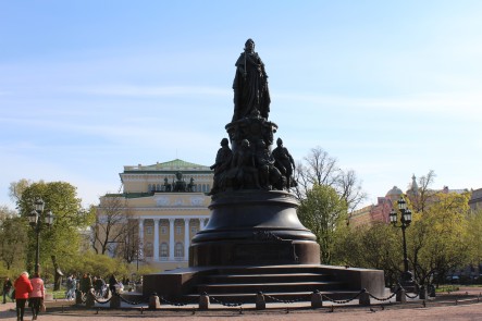 Estátua da Imperatriz Catarina II, a Grande - Praça Ostrovskogo - Teatro Aleksandrovsky ao fundo - Nevsky Prospekt